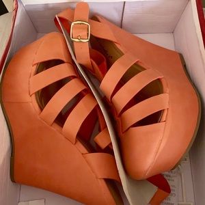 Coral wedge heels 😍